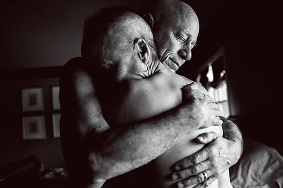 34年目の結婚記念日に寝室で抱き合う父ハウイーと母ローレル。2人が同時に末期癌と診断されるとは、以前なら想像もつかなかった（13年3月）