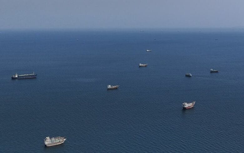 写真はホルムズ海峡付近を航行する船舶。2日、オマーンのムサンダムから撮影。REUTERS/Stringer