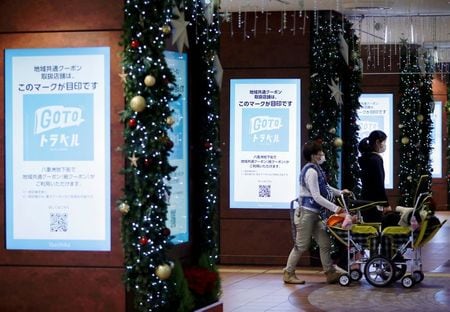 　加藤勝信官房長官は３０日午前の会見で、ＧｏＴｏトラベルからの除外に関して、東京都からの問い合わせには適切に対応しているとの認識を示し、事業実施の判断は都道府県の意見を聞きながら国が判断していくとの方針を重ねて強調した。写真は同キャンペーンの広告。東京都内の駅で２５日撮影（２０２０年　ロイター／Issei Kato）