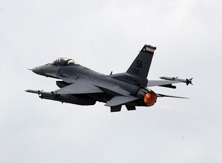 米国務省は台湾に対して、Ｆ１６戦闘機のスペア部品と修理部品を売却することを承認した。売却額は８０００万ドル（推定）。写真はＦ１６戦闘機。１８年撮影。（2024年 ロイター/Paulo Whitaker/File Photo）