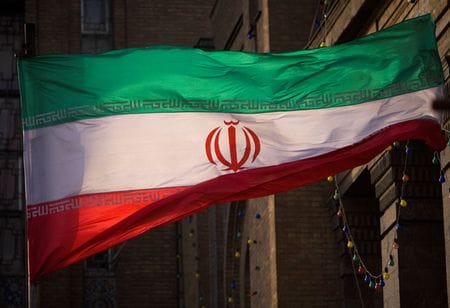 　イランの最高指導者ハメネイ師の上級顧問であるカマル・ハラジ元外相は１７日、イランには核爆弾を製造する技術的能力があると述べた。写真はイランの国旗。２００９年１１月テヘランで撮影（２０２２年　ロイター/Morteza Nikoubazl）