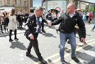 「ミルクシェイクぶっかけ」で右派政治家に抗議──イギリス