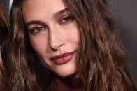【画像】「白ドレス姿」で友人の結婚式に出席したヘイリー・ビーバー