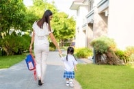 女性の収入面の「子育て罰」が特に大きい日本社会