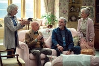 ジェームズ・ボンドとエリザベス女王を想起したくなる――豪華キャストで贈るNetflix映画『木曜殺人クラブ』