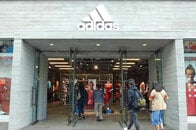 アディダス快進撃、サッカーや男性向けだけじゃない強み