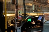 【動画】パジャマ姿で車道をよちよち...危険すぎる状況の「迷子」を発見したバス運転手「勇気ある行動」の一部始終