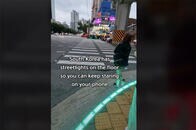 地面に信号！　斜め上を行く韓国の「スマホゾンビ」対策が話題に