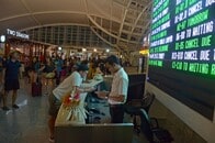 バリ島、火山噴火で空港閉鎖　445便に影響