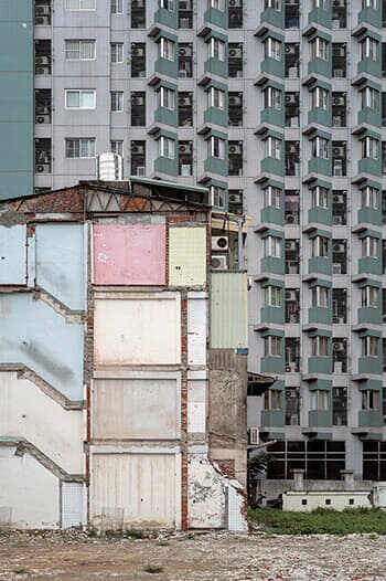 「Scar Tissue(瘢痕)」は都市の重なり合う歴史を静かに見守る証人だ