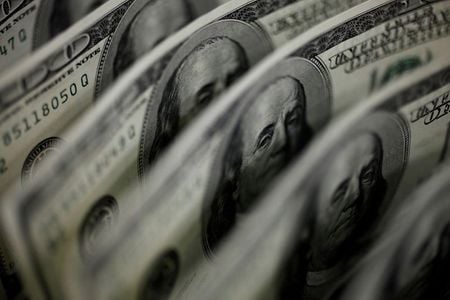 午後３時のドル／円は、前日ニューヨーク市場午後５時時点とほぼ同水準の１１０円後半。新年度入りしたこの日は序盤は実需の買いが先行しドル高／円安傾向だったが、その後は複数のクロス円の下げが目立ち、クロス円での円高がドル／円の上値を重くする展開となった。写真は、100ドル紙幣のイラスト写真。2011年4月2日に撮影。（2021年　ロイター／Yuriko Nakao）