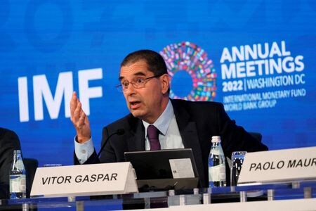 　国際通貨基金（ＩＭＦ）は１２月１２日、２０２１年の世界の公的債務と民間債務の合計の対国内総生産（ＧＤＰ）比が２４７％だったと発表した。写真はワシントンのＩＭＦ本部で記者会見するガスパール財政局長。１０月１２日撮影（２０２２年　ロイター/James Lawler Duggan）