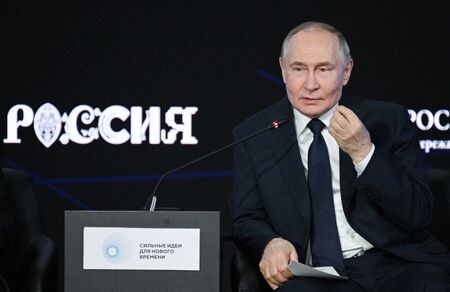 ロシアのプーチン大統領は３日、トランプ米大統領と電話会談を行い、ロシアがウクライナを巡る目標を取り下げることはないと改めて表明すると同時に、交渉を通して紛争を解決することには依然として関心を持っていると伝えた。モスクワで同日撮影の提供写真（２０２５年　ロイター/Sputnik/Ramil Sitdikov/Pool via REUTERS）