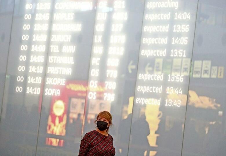 オーストリア・チロル州の保健当局は25日、同国の初の新型コロナウイルス感染者2人を確認したと発表した。隣国イタリアでは欧州で最多の280人を超える感染が確認されている。ウィーン国際空港で6日撮影（2020年　ロイター/LISI NIESNER）