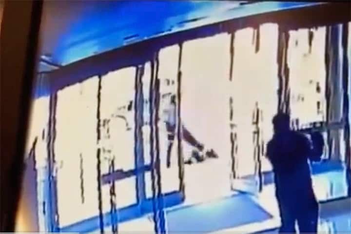 ニューヨークで前から来た男性に突然蹴り飛ばされたアジア系女性　TWTTER