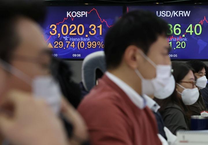 1月6日、韓国総合株価指数KOSPIがはじめて3000を突破...... Yonhap/REUTERS
