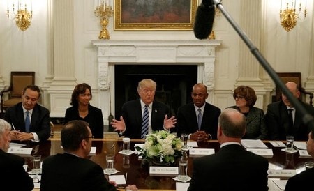 ２月９日、トランプ米大統領は航空大手首脳と会談し、今後数週間に税に関する抜本的な提案を明らかにする考えを示した。写真は９日、ホワイトハウスで撮影（２０１７年　ロイター/Kevin Lamarque）