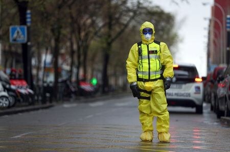 ４月２日、スペイン保健省は、新型コロナウイルスによる死者が１万人を超えたと発表した。マドリードで１日撮影（２０２０年　ロイター/Susana Vera）