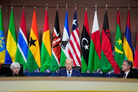 　１２月１５日、米政府は、深刻な食料危機に直面するアフリカに２５億ドルの追加支援を行うと表明した。写真は左からイエレン米財務長官、バイデン米大統領、ブリンケン米国務長官。ワシントンで開催された米・アフリカ首脳会議で撮影（２０２２年　ロイター／Ken Cedeno）