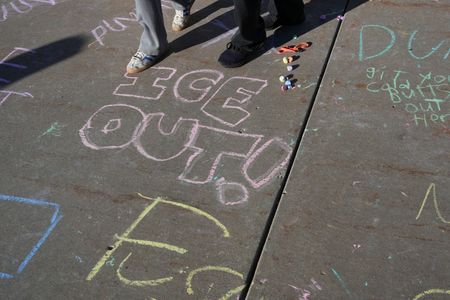 　トランプ米大統領は１４日、中西部ミネソタ州で米国人女性が移民・税関捜査局（ＩＣＥ）職員に射殺された事件について「双方にとって非常に悲しい事だ」と述べ、当初より女性への態度を和らげた。写真は同州で抗議のため書かれたスローガン、同日撮影（２０２６年　ロイター/Leah Millis）