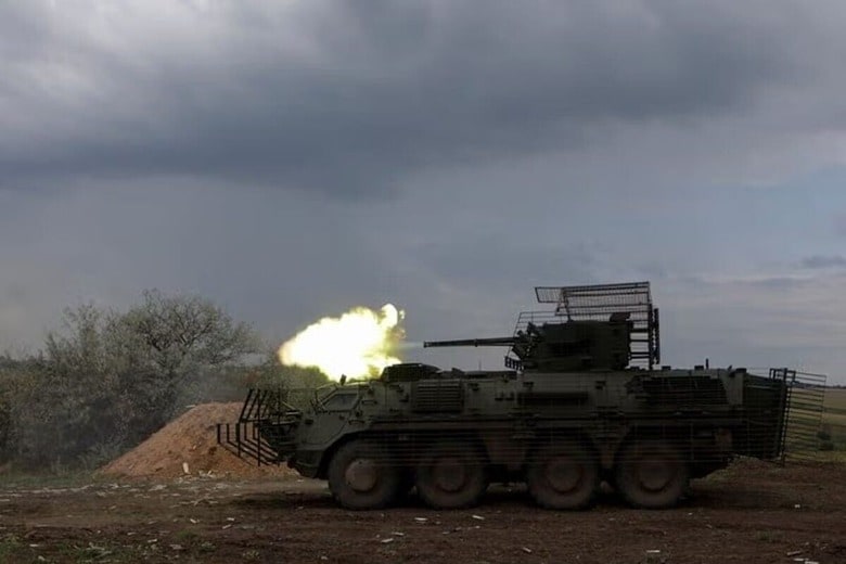 ロシアのプーチン大統領とトランプ米大統領の首脳会談を１５日に控える中、ロシア軍はウクライナ東部で攻勢を強めている。写真は攻撃するウクライナ軍。８月１１日、ウクライナのハルキウ州で撮影（２０２５年　ロイター/Sofiia Gatilova）