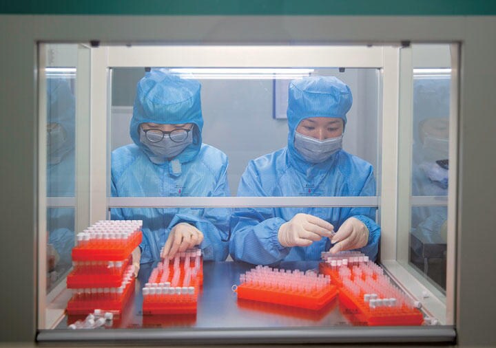 感染を調べる検査キットの開発も進行中（江蘇省）　COSTFOTOーBARCROFT MEDIA／GETTY IMAGES