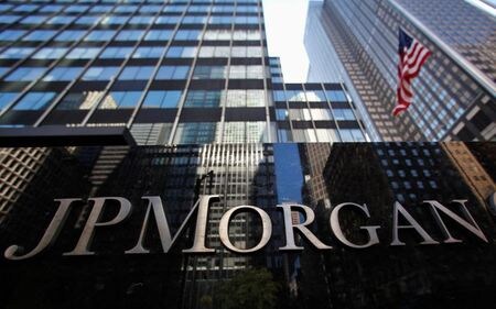 ６月４日、米金融大手ＪＰモルガン・チェースが、年初から停止していた政治活動委員会（ＰＡＣ）を通じた政治献金を６月に再開することが、社内メモで明らかになった。ただ、２０２０年の米大統領選の結果に意義を唱えた「一握り」の共和党議員への献金は引き続き凍結する。写真２０１３年９月、ニューヨークのＪＰモルガン本社「２０２１年　ロイター／Mike Segar）