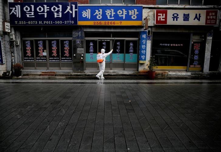韓国疾病予防管理局（KCDC）の発表によると、国内の新型コロナウイルスの新たな感染者は64人で、2月29日にピークに達して以来最少となった。減少傾向が続き、感染拡大の勢いが弱まりつつあるとの期待が高まっている。写真は韓国で7日撮影（2020年　ロイター／KIM KYUNG-HOON）