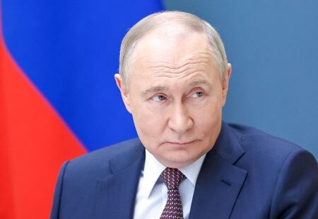 ロシア大統領府は１４日、ウクライナと直接和平交渉する方向でロシア代表団が１５日までにトルコのイスタンブールに行く予定だが、メンバーはプーチン大統領（写真）から指示があれば明らかにするとした。１３日の代表撮影（２０２５年　ロイター）