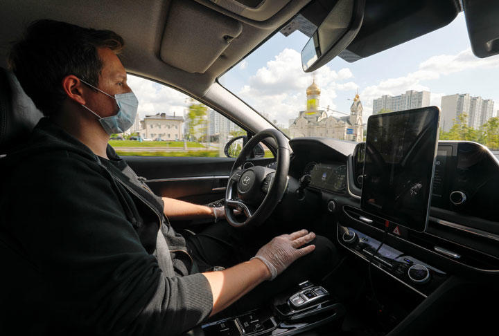 自動運転車の安全性には高いハードルが設定されている　Shamil Zhumatov-REUTERS