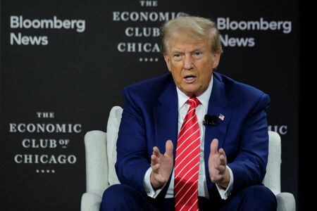 　米大統領選の共和党候補、トランプ前大統領は１０月１５日、保護主義的だと指摘されている貿易政策など自身の経済政策について、連邦政府の債務増加につながることはないと主張し、関税引き上げに意欲を示した。同日、シカゴで撮影（２０２４年　ロイター/Joel Angel Juarez）