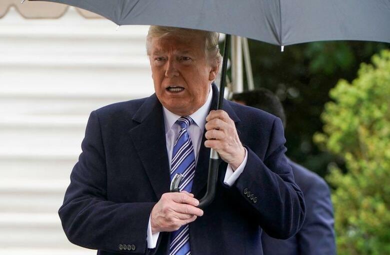 トランプ米大統領は28日、米国で急速に広がっている新型コロナウイルスの感染を抑えるため、ニューヨーク州などを対象に移動制限を検討している、と語った。ただ、その後、「封鎖は必要ない」とツイート。危険情報の発令にとどめる意向を示した。写真はホワイトハウスで撮影（2020年　ロイター/Joshua Roberts）