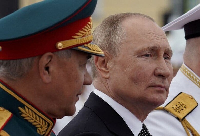 ロシアのプーチン大統領は（写真）、ウクライナ北東部においてロシア軍が素早く部隊を退却させたことについて、まだ、公式にコメントしていない。サンクトペテルブルクで7月代表撮影（2022年　ロイター）