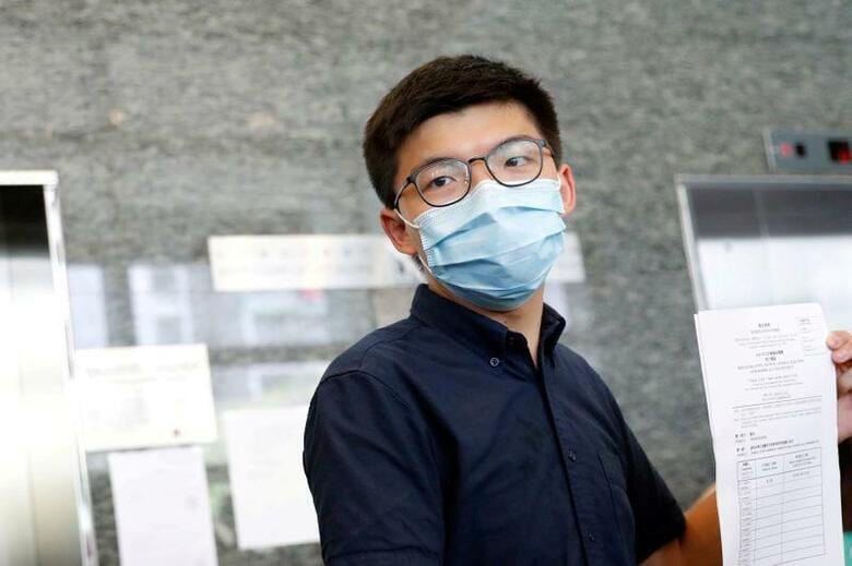 香港の捜査当局は6日、民主活動家の黄之鋒氏(写真)を含む24人を起訴した。香港で7月撮影(2020年　ロイター/Tyrone Siu)