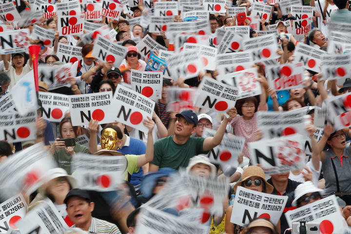 韓国にとって8月は「反日」の月（ソウルの日本大使館前で8月3日に行われた反日デモ）　Kim Hong-Ji-REUTERS