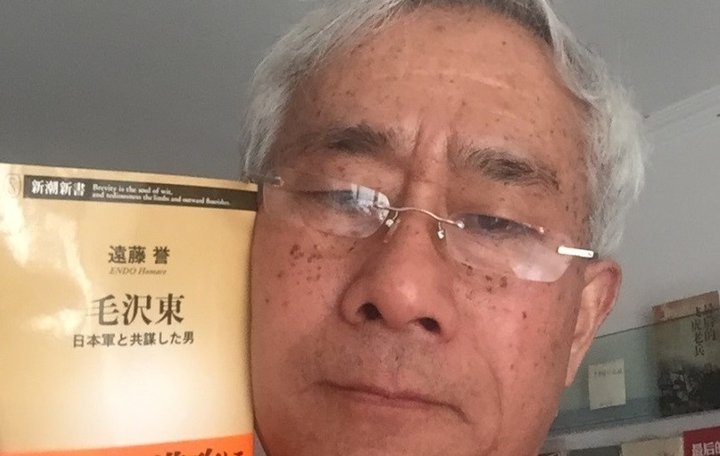 拙著を掲げる抗日戦争記念館元職員・方軍氏（方軍氏提供）