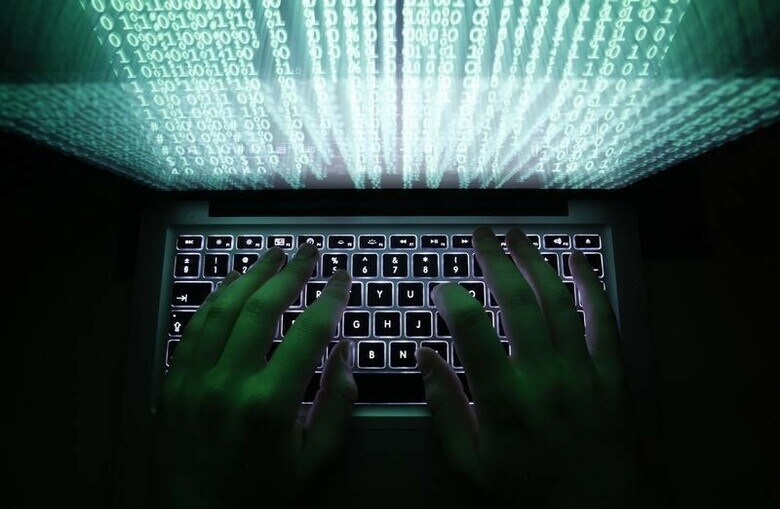 ８月２９日、米連邦捜査局（ＦＢＩ）は、イリノイ州とアリゾナ州の有権者登録のデータベースに不正侵入の痕跡が見つかったと明らかにし、１１月８日の大統領選に備えてコンピュータのセキュリティ強化を両州に求めた。写真はポーランドの首都ワルシャワで２０１３年２月撮影（２０１６年　ロイター／Kacper Pempel）