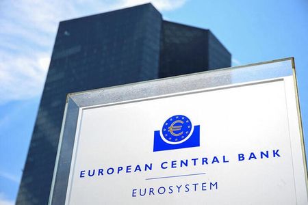 欧州中央銀行（ＥＣＢ）は１２日の理事会で利下げを決めるのはほぼ確実だが、その先の動き方はまだはっきりしていない。写真はフランクフルトのＥＣＢ前で７月撮影（２０２４年　ロイター／Jana Rodenbusch）