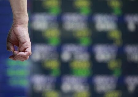 　１月７日、東京株式市場で日経平均は４日続落。この日の安値引けとなり、終値で２０１５年１０月１４日以来、約３カ月ぶりとなる１万８０００円割れとなった。 写真は都内の株価ボード。２０１２年９月撮影（２０１６年　ロイター／Yuriko Nakao）