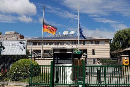 ９月６日、ドイツのヘッカー駐中国大使（５４）が急死したことが分かった。ヘッカー氏はメルケル独首相の外交アドバイザーを務めた経験もあり、約２週間前に大使に就任したばかりだった。死因はまだ特定されていない。写真は同日、半旗が掲げられた北京のドイツ大使館（２０２１年　ロイター／Carlos Garcia Rawlins）