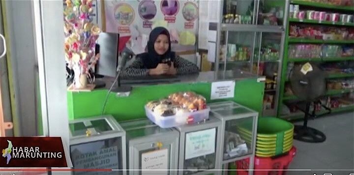 インドネシアの雑貨店では募金箱を見かけることが一般的だ。SBTV Pangkalan Bun / YouTube