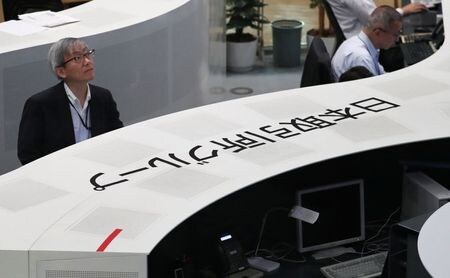 富士通<6702.T>の広報担当者は１日、東京証券取引所で発生した大規模なシステム障害に関して、東証と共同で調査中とコメントした。写真は取引時間中に東証内のボードを見る従業員。２０１８年１０月１１日撮影。（２０２０年　ロイター／Issei Kato）