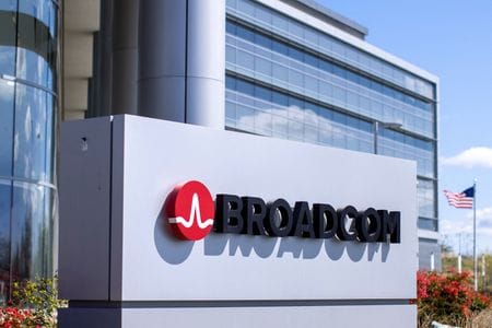 　６月１２日、米半導体大手ブロードコムは、通期売上高見通しを上方修正し、株式分割を実施すると発表した。カリフォルニア州アーバインで２０２１年撮影（２０２４年　ロイター/Mike Blake）