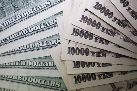 　８日午前の東京外国為替市場で、円が対ドル、対ユーロなどで急速に上昇した。共同通信によると、午前１１時半ごろ、奈良市内の路上で街頭演説をしていた自民党の安倍晋三元首相が、不審な男に背後から襲われた。取材中の共同通信記者は、２発の銃声のような音を聞いたという。写真はドルと円の紙幣。２０１０年９月、都内で撮影（２０２２年　ロイター／Yuriko Nakao）