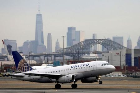 　７月２８日、米航空大手ユナイテッド・エアラインズは地域航空会社エクスプレスジェット航空とコミュートエアに対し、どちらか一方との業務提携を終了する方針を伝えた。写真はユナイテッド・エアラインズの飛行機。ニュージャージー州 で昨年１２月撮影（２０２０年　ロイター／Chris Helgren）