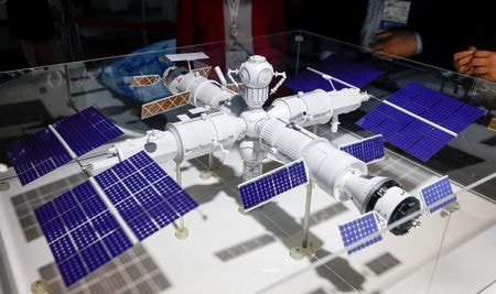 ロシア国営宇宙開発企業ロスコスモスのボリソフ社長は２４日、国際宇宙ステーションの構成部分でロシアが建設を予定するロシア軌道セグメント（ＲＯＳ）について、ブラジル、ロシア、インド、中国、南アフリカで構成する新興５カ国（ＢＲＩＣＳ）にモジュール建設を提案した。２０２２年８月撮影（２０２３年　ロイター/Maxim Shemetov/File Photo）