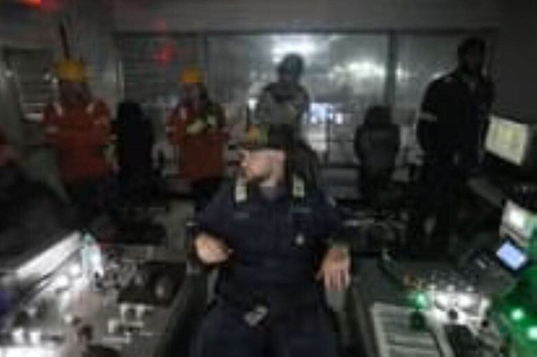 ４月２３日、トーマス・ライジンガーさん（５５）は、米アーカンソー州ブライスビルにある広大な鉄鋼加工工場で働くため、片道約１時間半かけて通勤している。写真はニューコアのスチール工場で働く従業員。ブライスビルで３月撮影（２０２５年　ロイター/Karen Pulfer Focht）