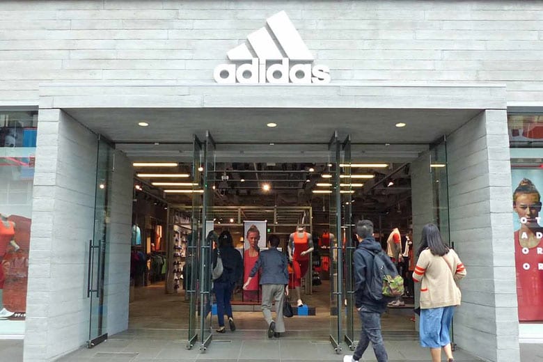 今年3月、原宿に開業した旗艦店。原宿周辺の都市型ランナーをターゲットとしている（記者撮影）