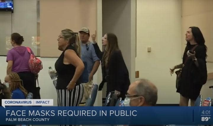 「マスク着用令」可決後に猛反発する議場の住民たち　WPTV News - FL Palm Beaches and Treasure Coast/YOUTUBE