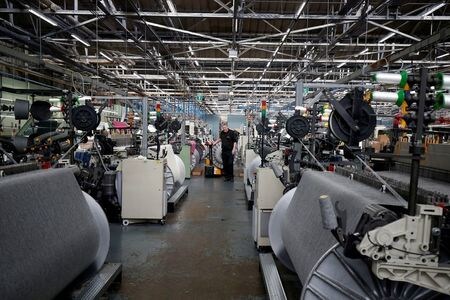 　１２月１０日、英国立統計局が発表した１０月の国内総生産（ＧＤＰ）は前年比０．７％増と約７年ぶりの鈍い伸びとなった。写真は英ハダースフィールドにある繊維工場（２０１９年　ロイター/Andrew Yates）
